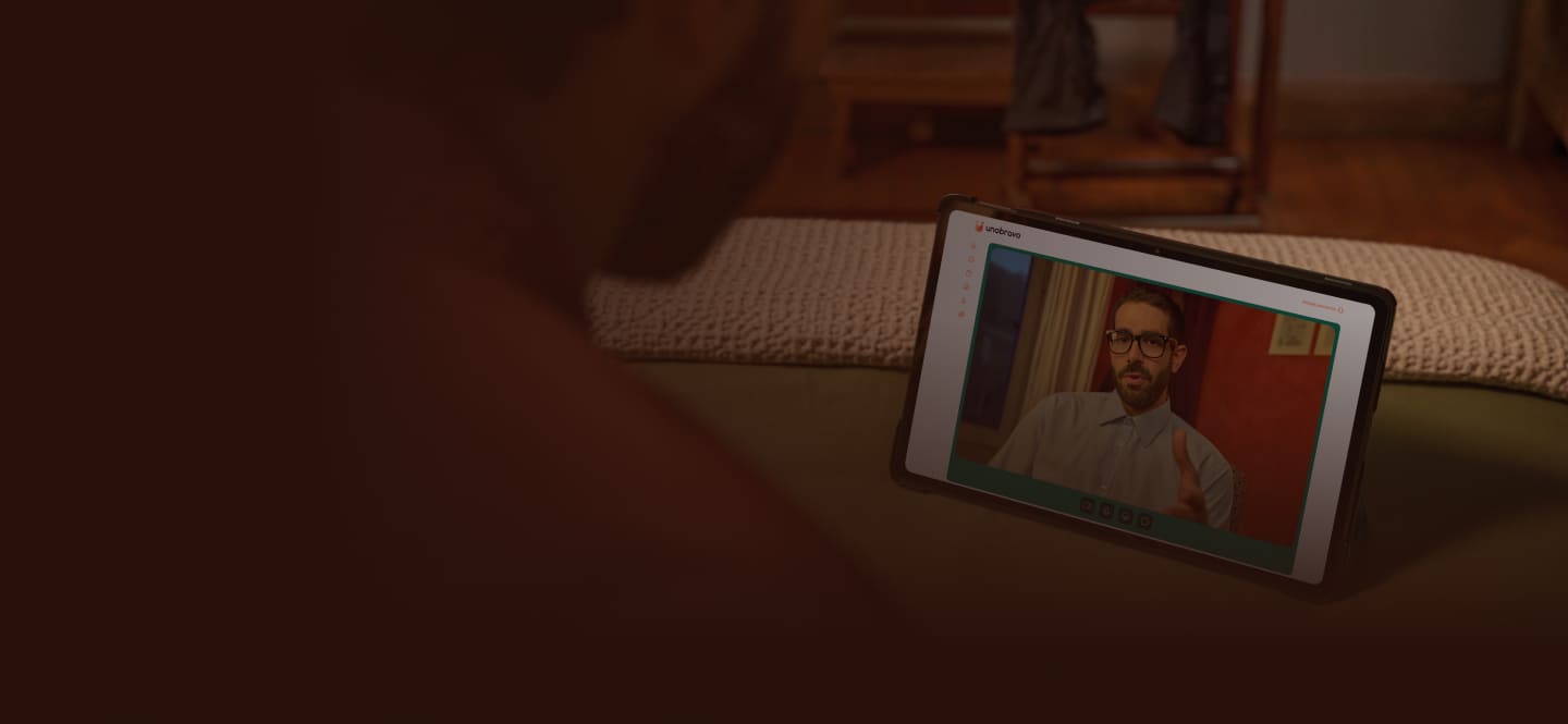 Persona che parla con uno psicologo online da casa propria