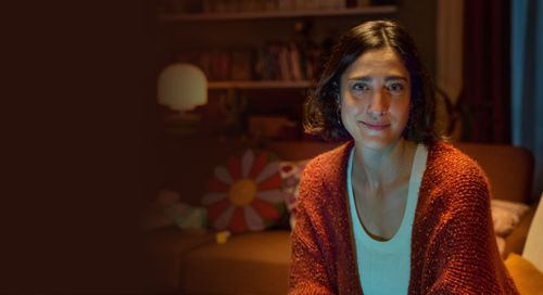 Persona che parla con uno psicologo online da casa propria