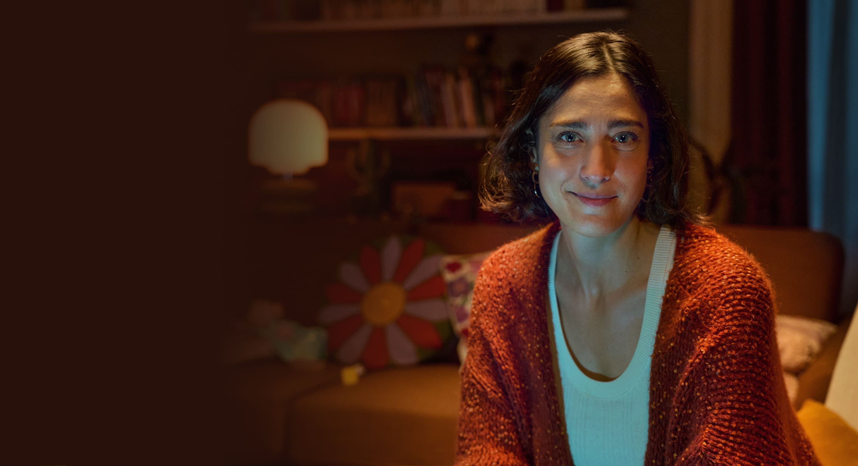 Persona che parla con uno psicologo online da casa propria