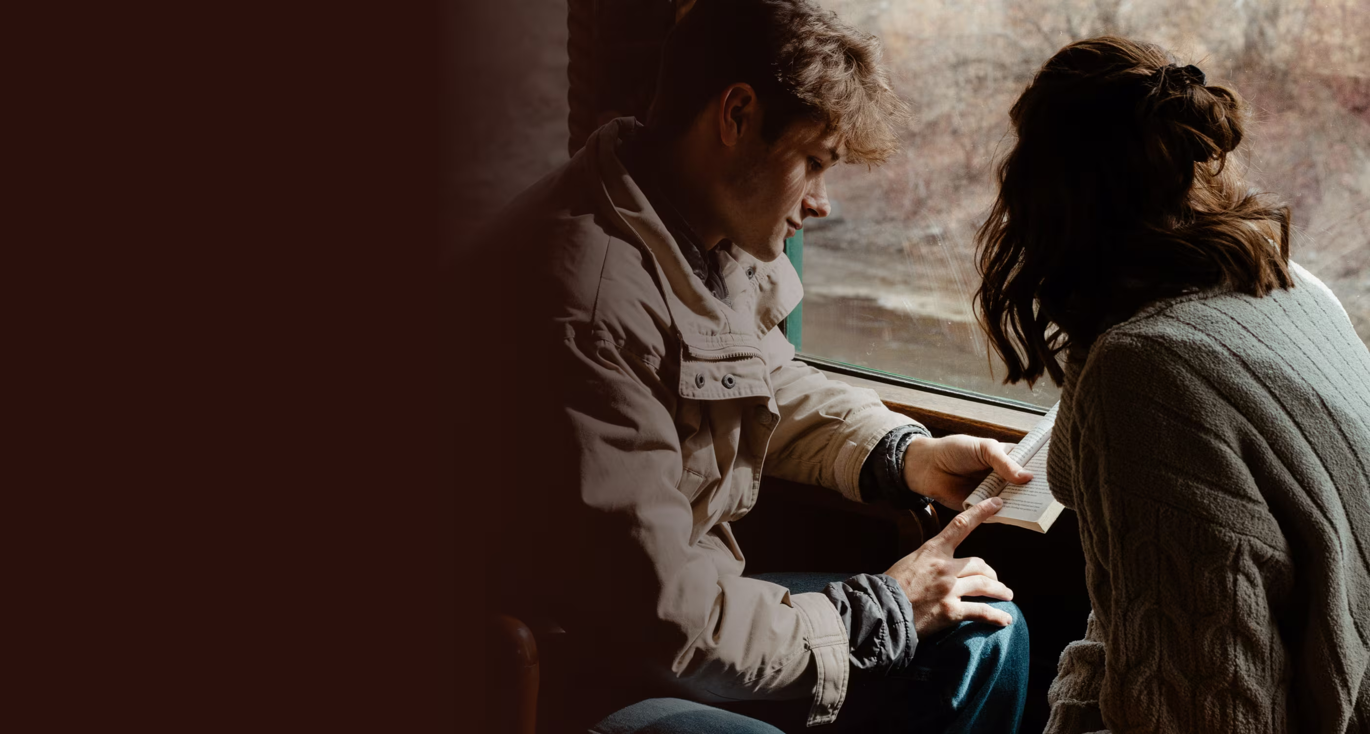 Persona che parla con uno psicologo online da casa propria