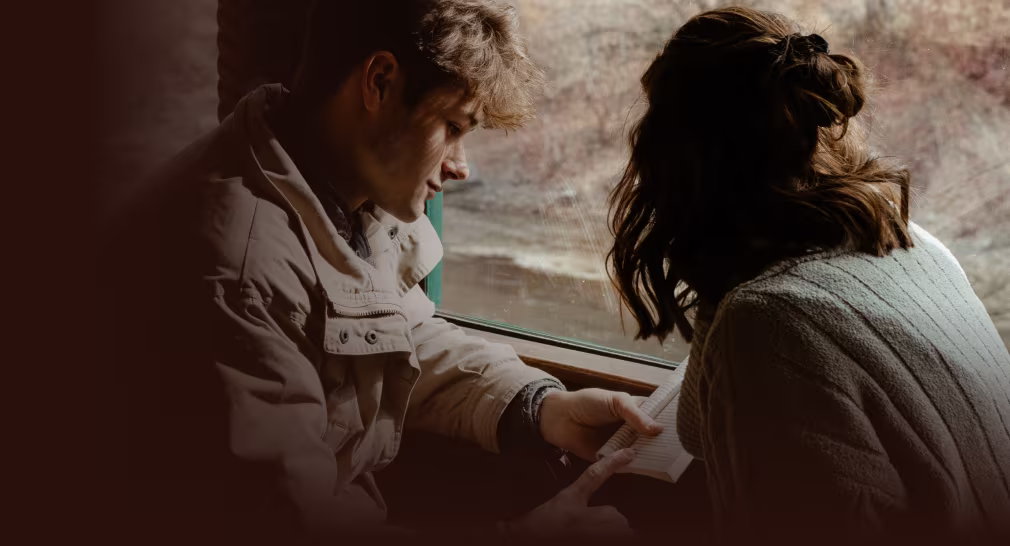 Persona che parla con uno psicologo online da casa propria