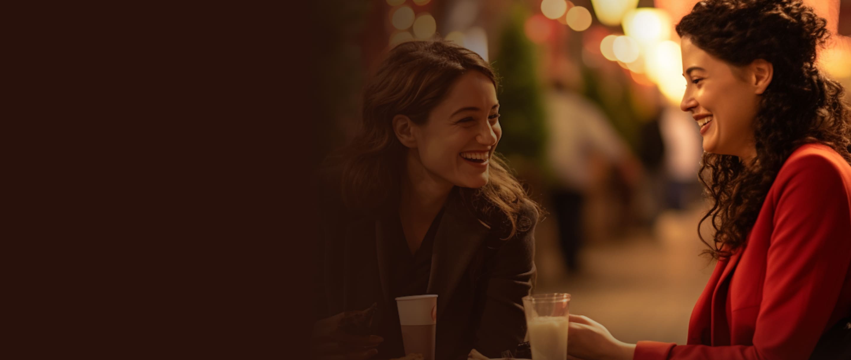 Persona che parla con uno psicologo online da casa propria