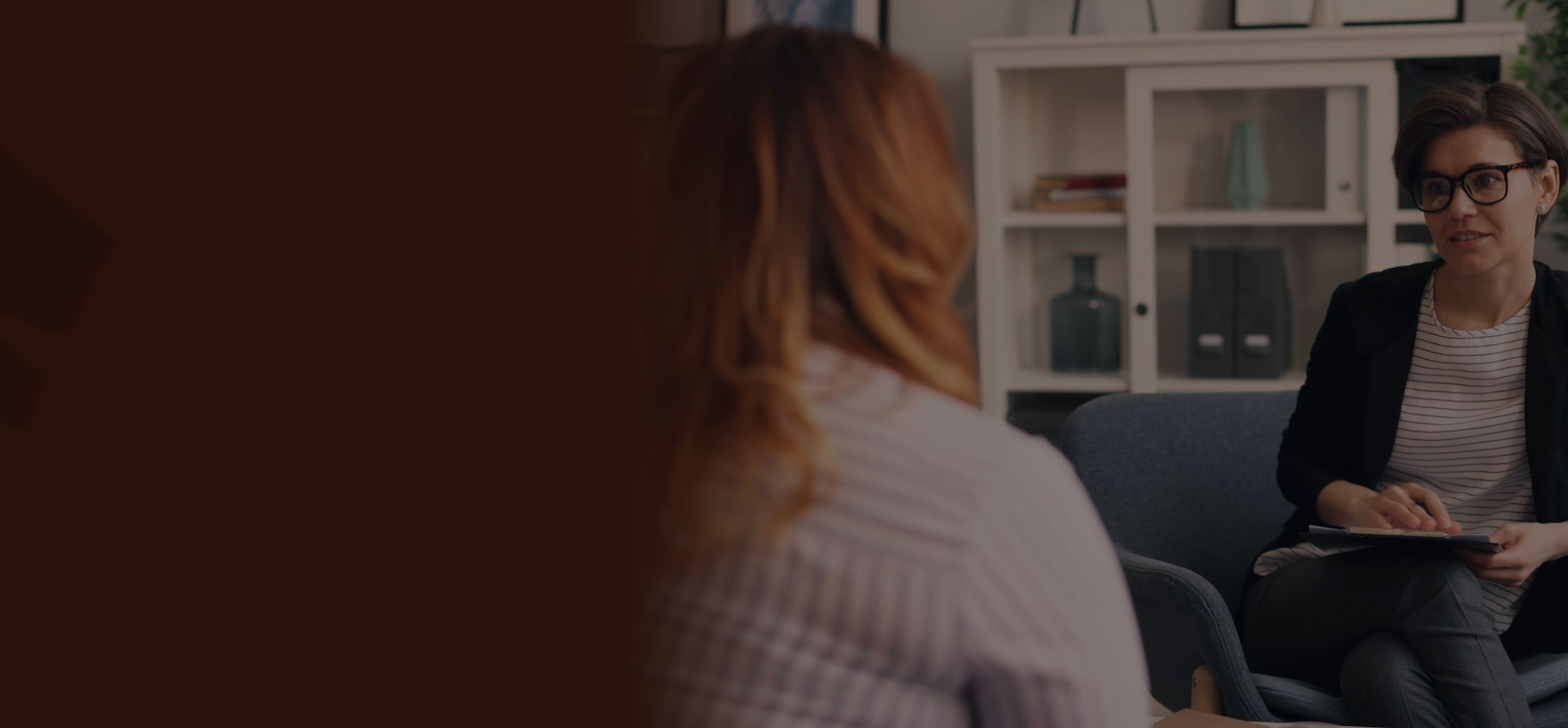 Persona che parla con uno psicologo online da casa propria