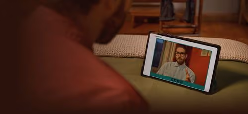 Persona che parla con uno psicologo online da casa propria