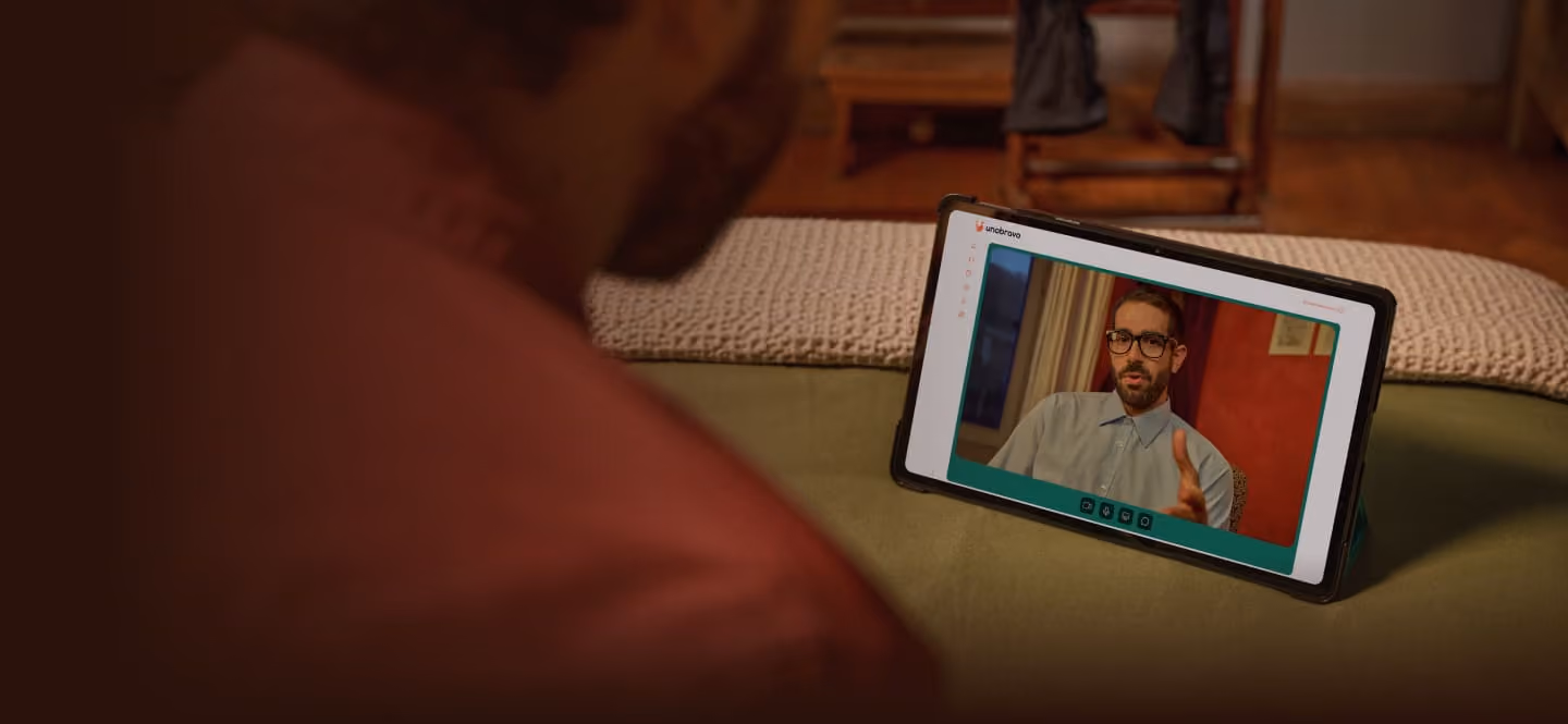 Persona che parla con uno psicologo online da casa propria
