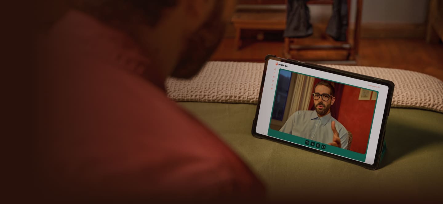 Persona che parla con uno psicologo online da casa propria