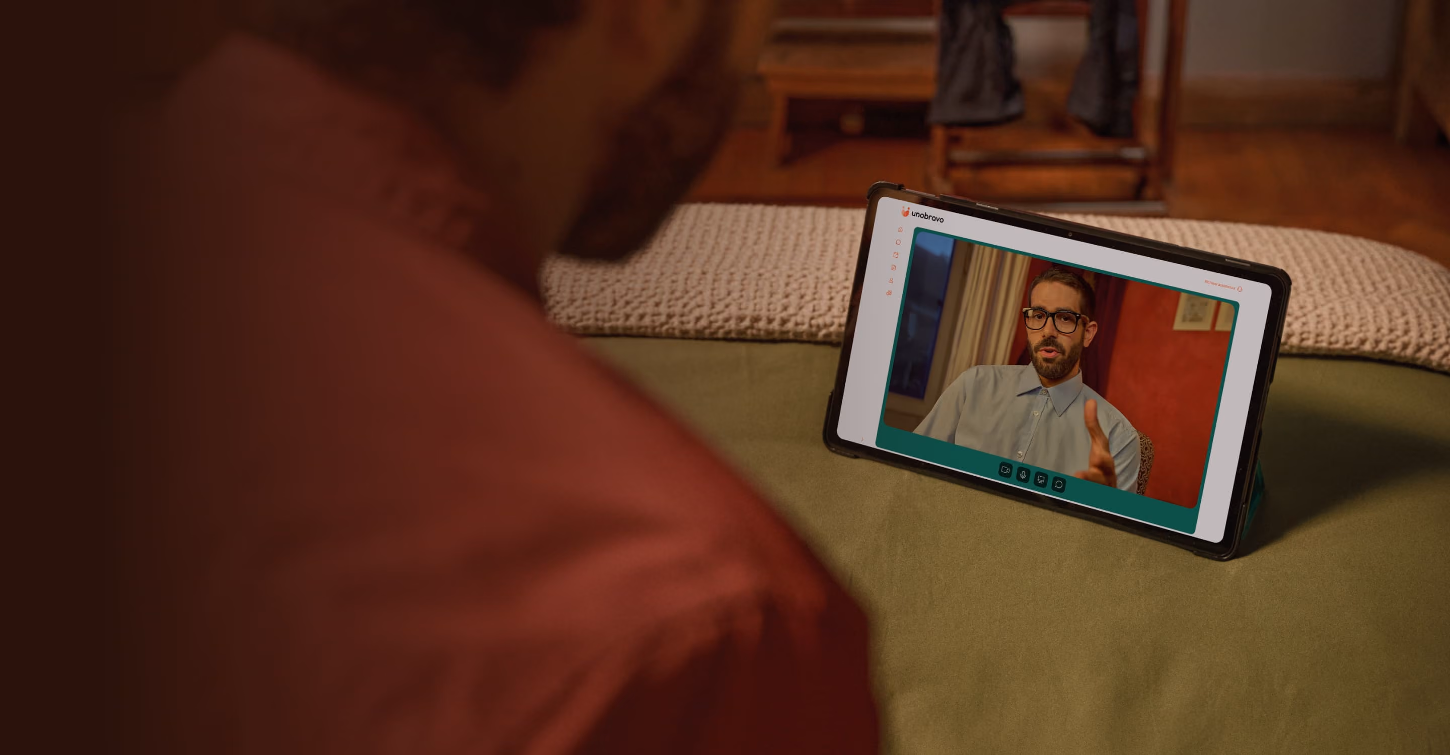 Persona che parla con uno psicologo online da casa propria