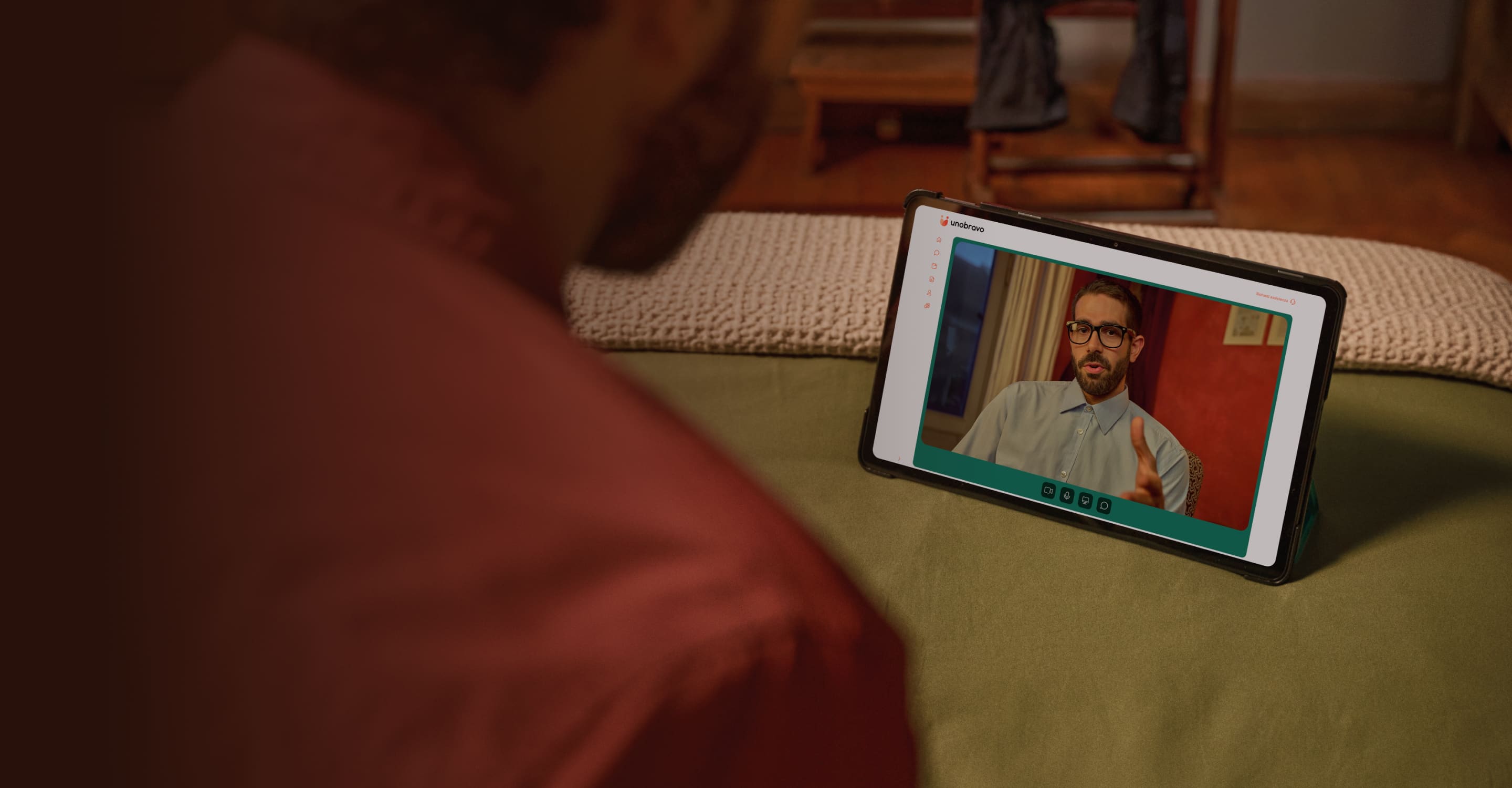 Persona che parla con uno psicologo online da casa propria