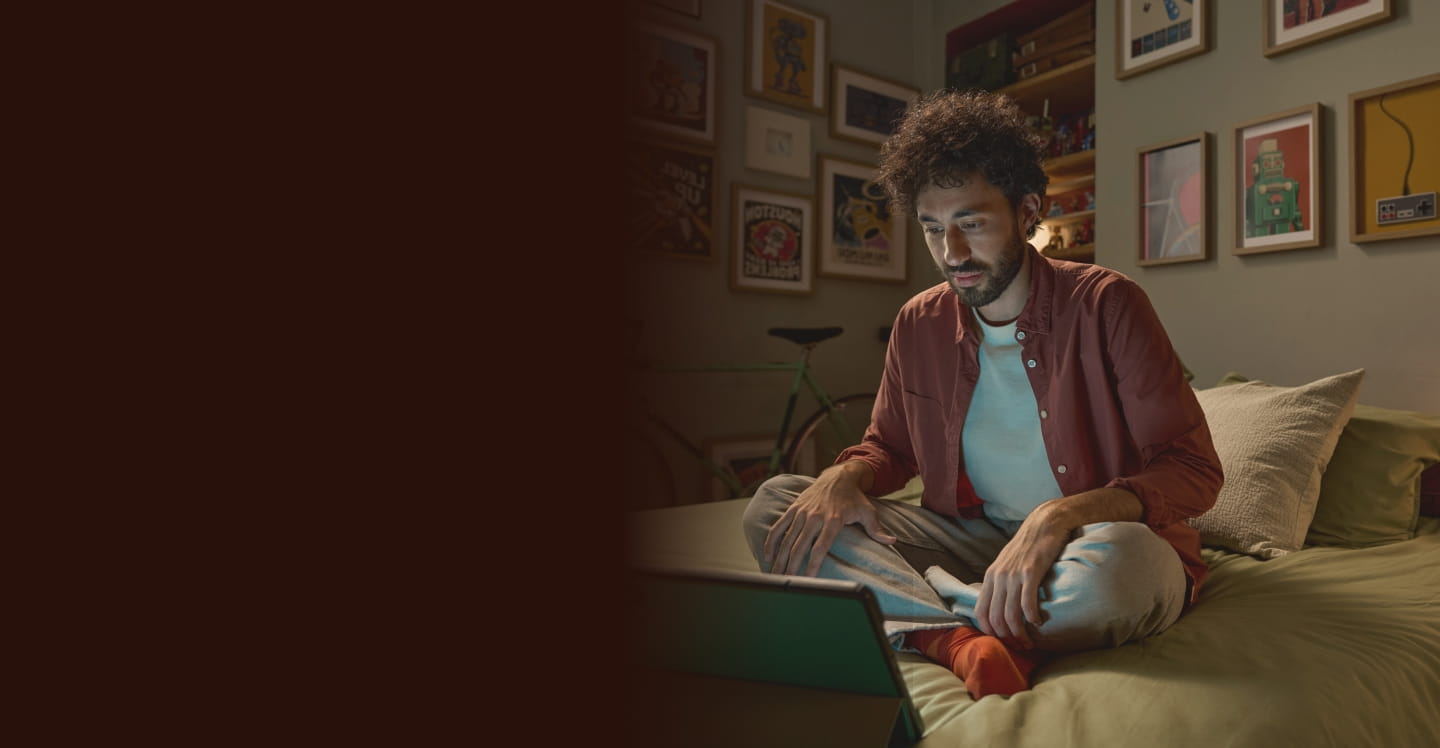 Persona che parla con uno psicologo online da casa propria