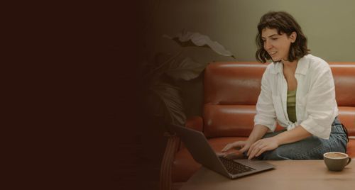 Persona che parla con uno psicologo online da casa propria