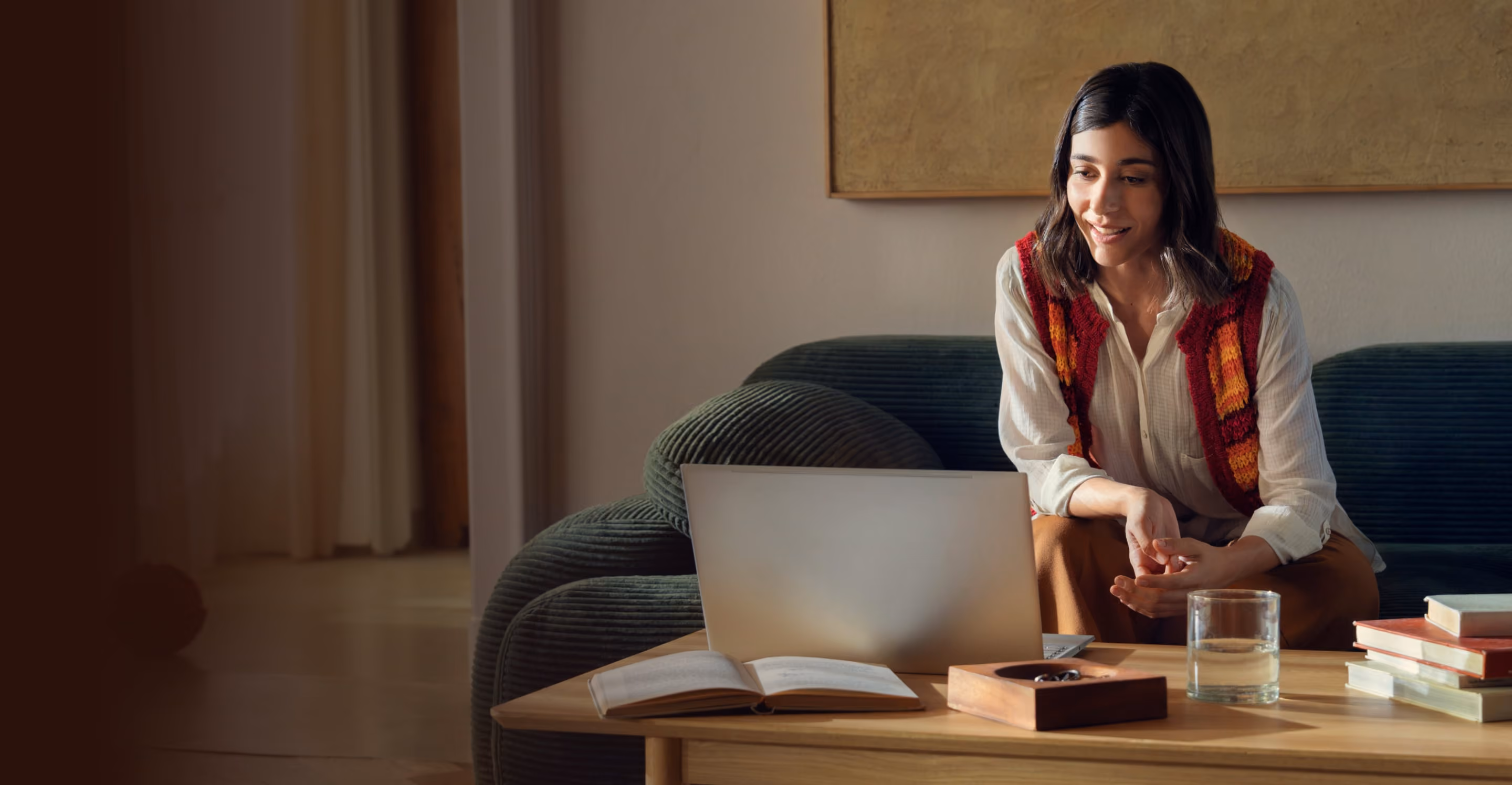 Persona che parla con uno psicologo online da casa propria