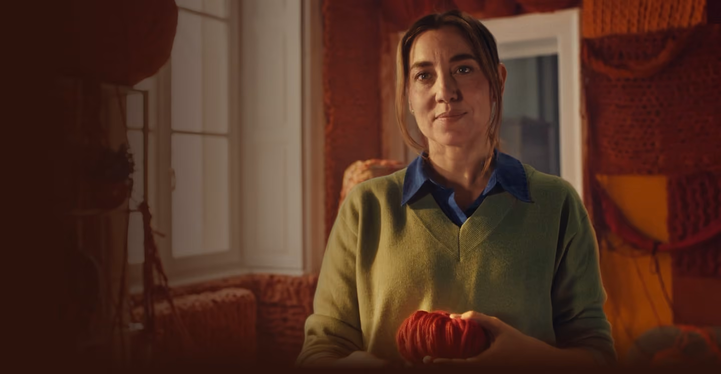 Persona che parla con uno psicologo online da casa propria