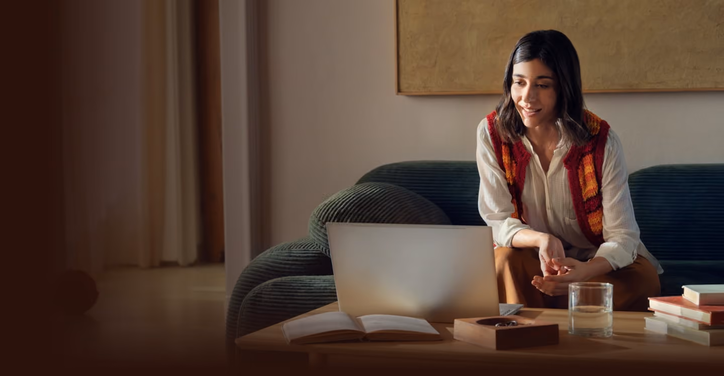 Persona che parla con uno psicologo online da casa propria