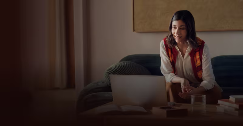 Persona che parla con uno psicologo online da casa propria