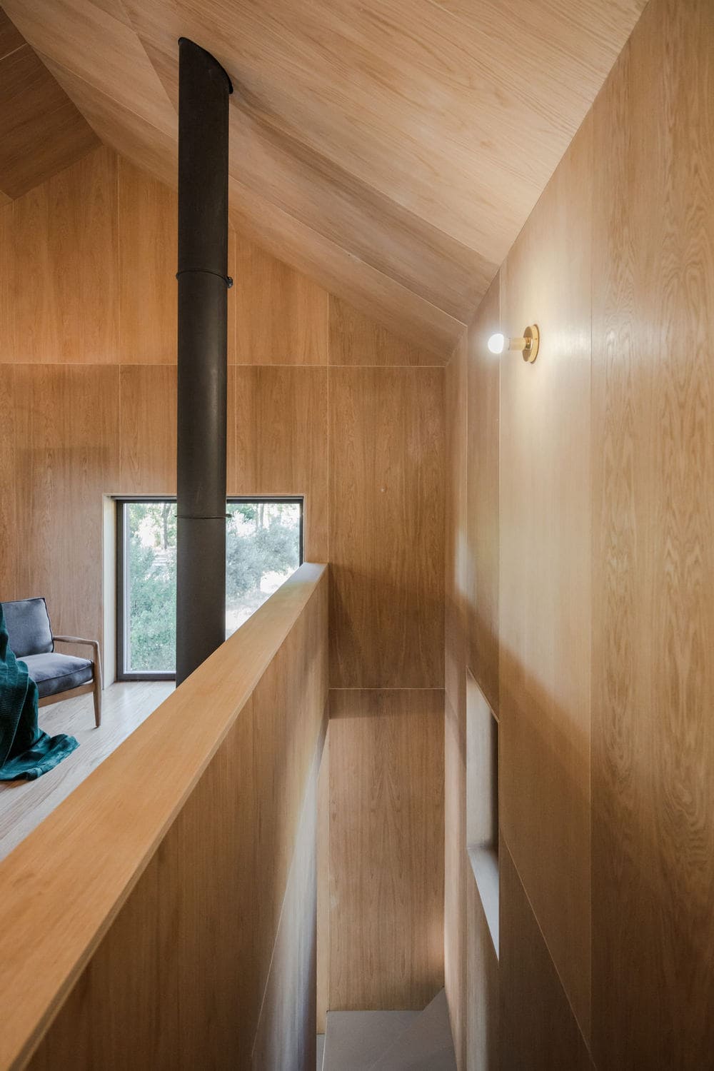 tầng trên, cầu thang