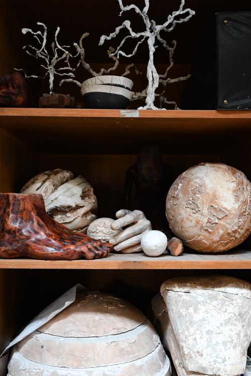 gary sculpteur atelier de l'artiste détails d'une étagère