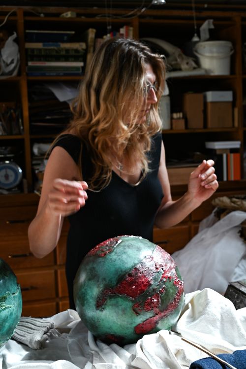 gary sculpteur artiste dans atelier avec sphère