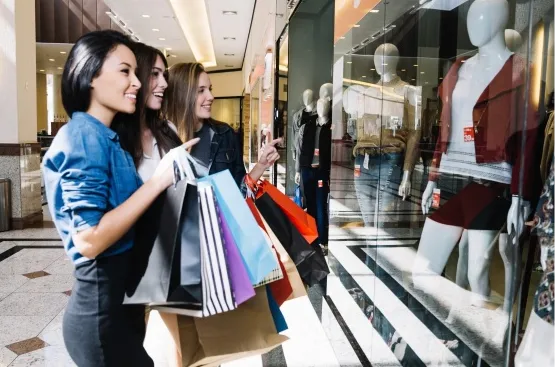 Deux acheteurs regardant la vitrine d'un magasin de détail à grande échelle.