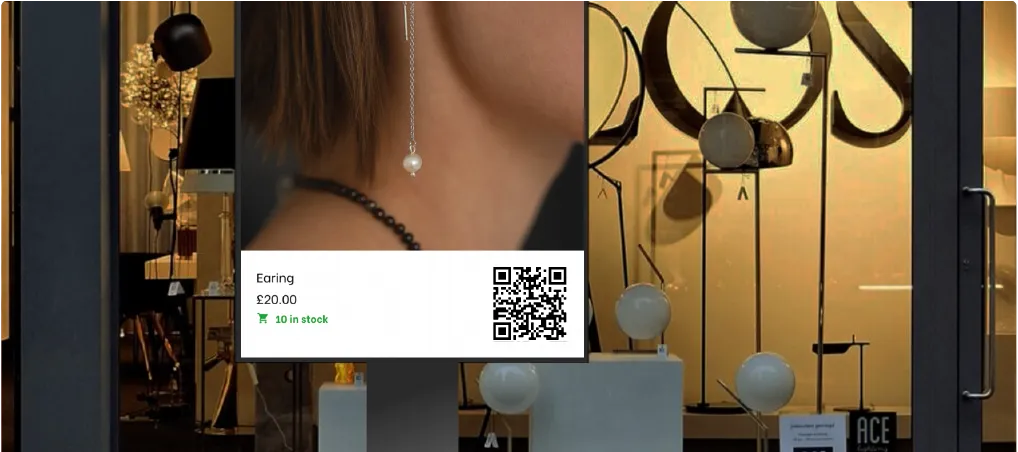 Gros plan d'une vitrine haute résolution avec le mode d'affichage Cloudshelf mettant en valeur un produit avec un code QR de liaison directe.