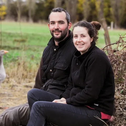 Agriculteur dans sa ferme financée par FEVE