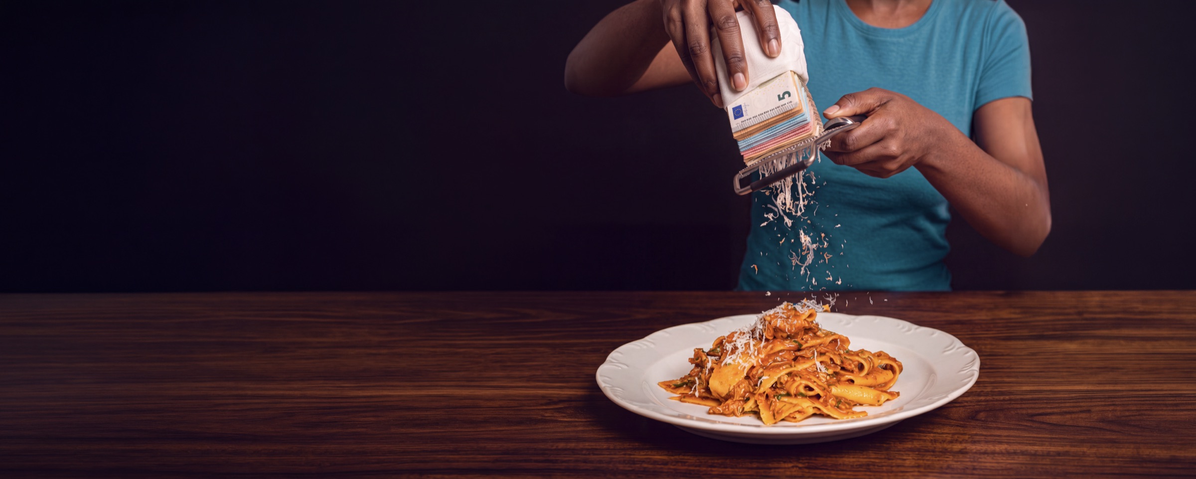 Des billets râpés sur une assiette de pâtes