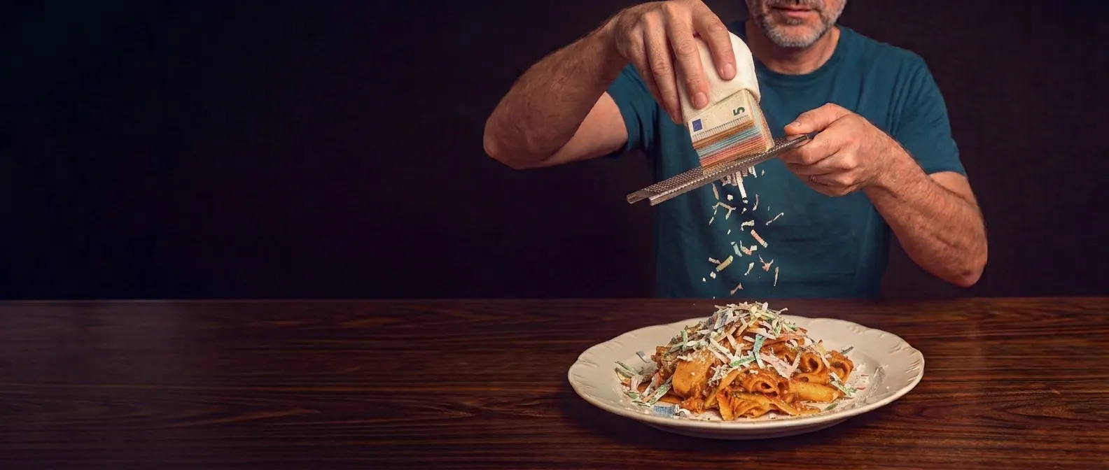 Des billets râpés sur une assiette de pâtes