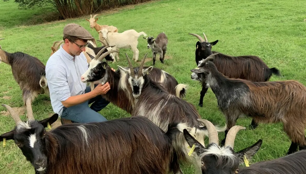 Bastien, installé sur la Ferme des Monts avec FEVE