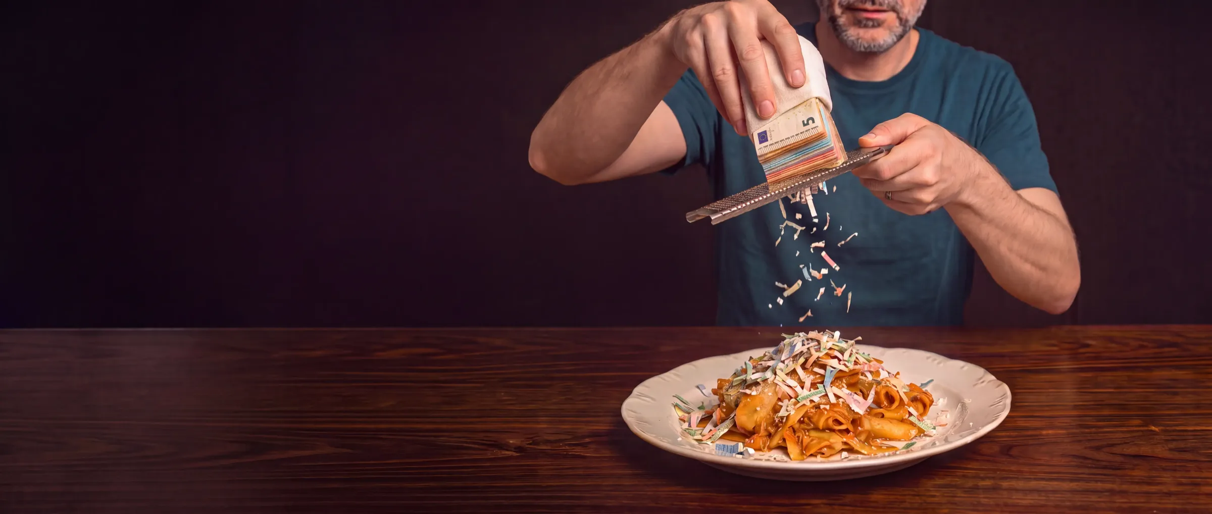 Des billets râpés sur une assiette de pâtes