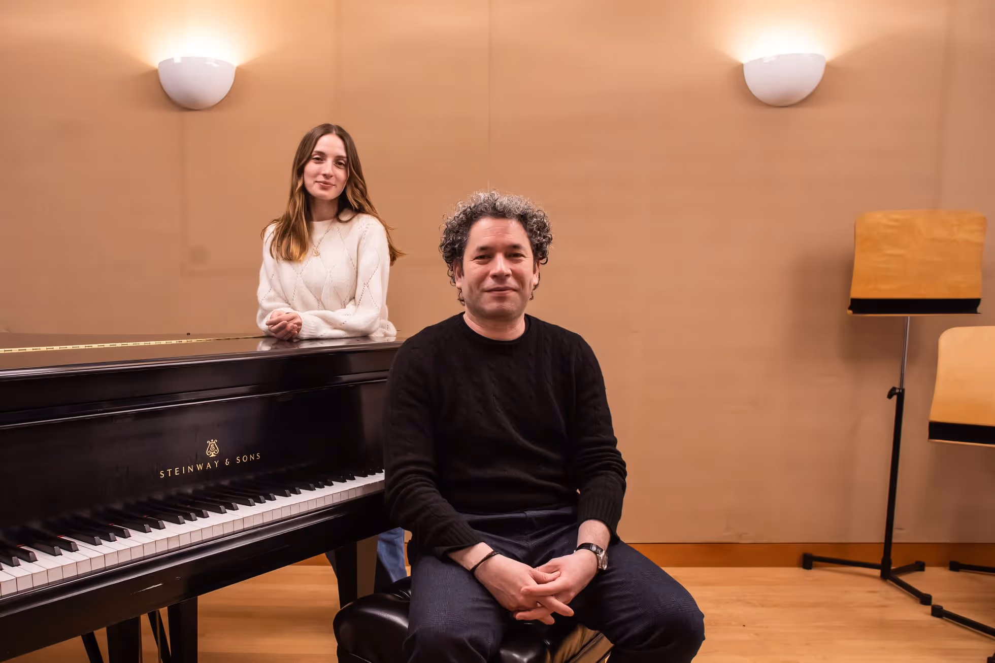 Dudamel indaga en el tormento de Beethoven con una versión de 'Fidelio' escenificada por un coro de sordos