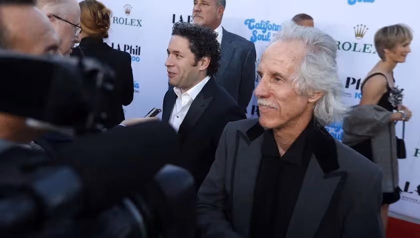 ¿Qué tienen en común el director de orquesta Gustavo Dudamel y el rockero John Densmore? Mucho