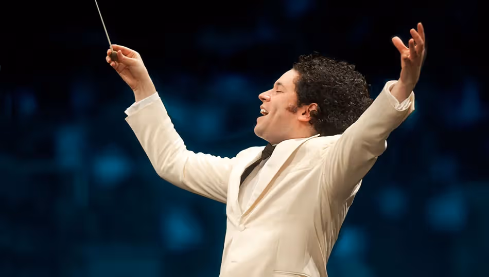 Gustavo Dudamel rides a wave of Dudamania
