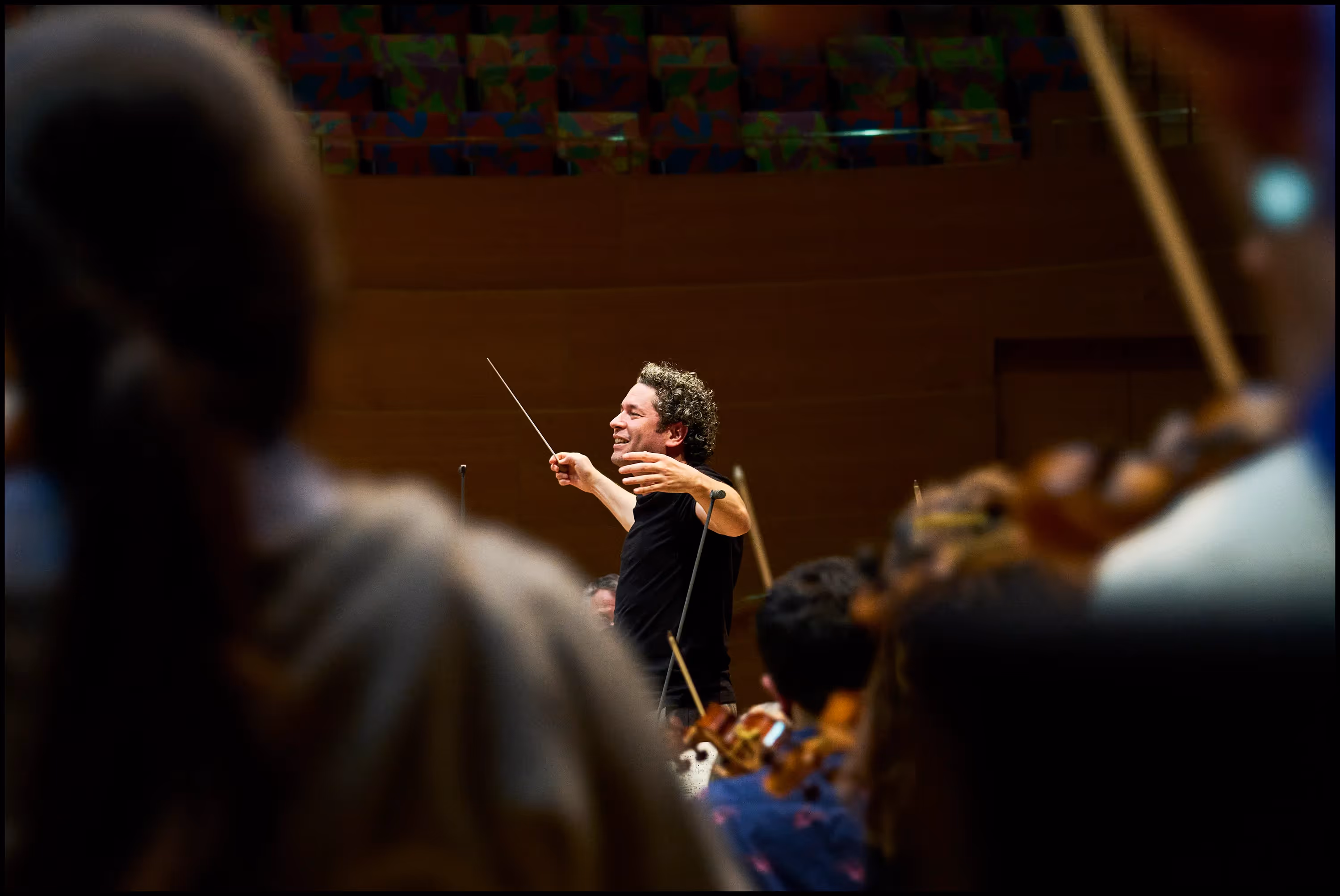 Archivos Latinx: Cómo Gustavo Dudamel ha atraído al público latino a la Filarmónica de Los Ángeles