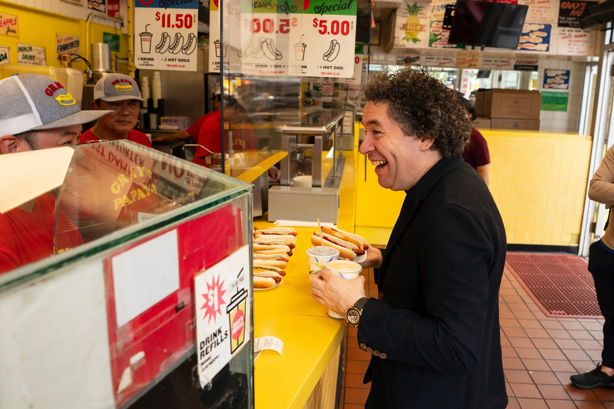 A Hot Dog With the Philharmonic’s Next Music Director