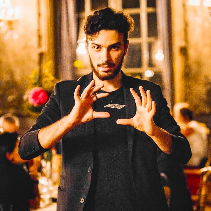 Sébastien Pieta, magicien professionnel, pendant un tour de cartes