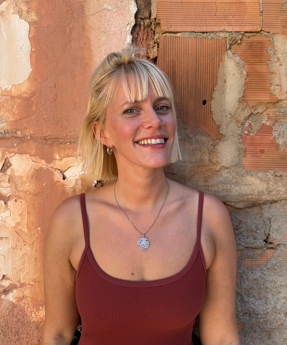 Blonde Frau mit blauen Augen