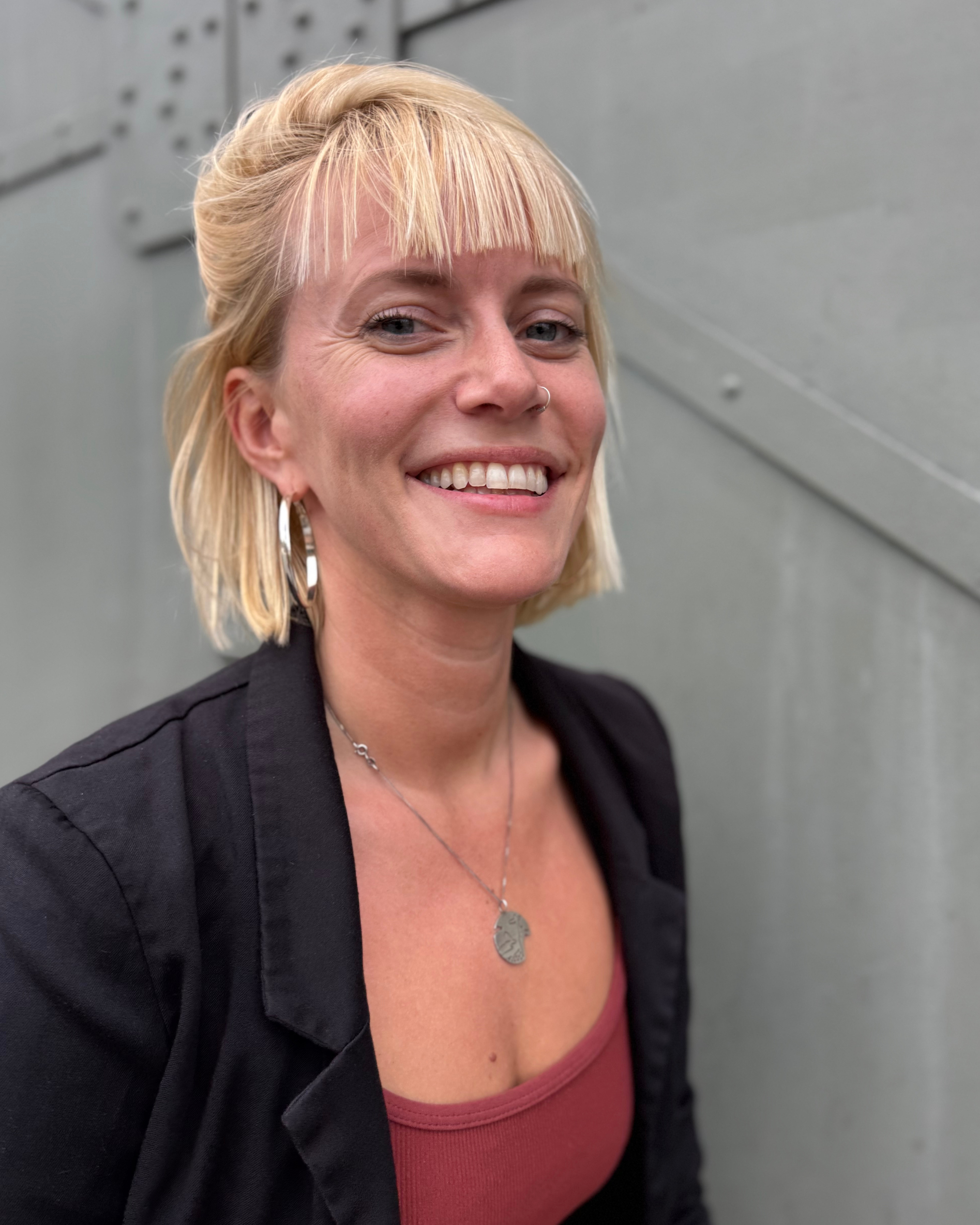 Blonde Frau mit blauen Augen