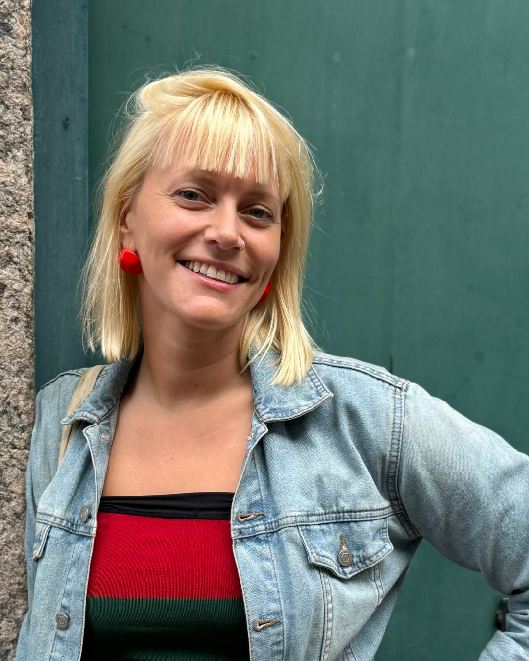 Blonde Frau mit blauen Augen