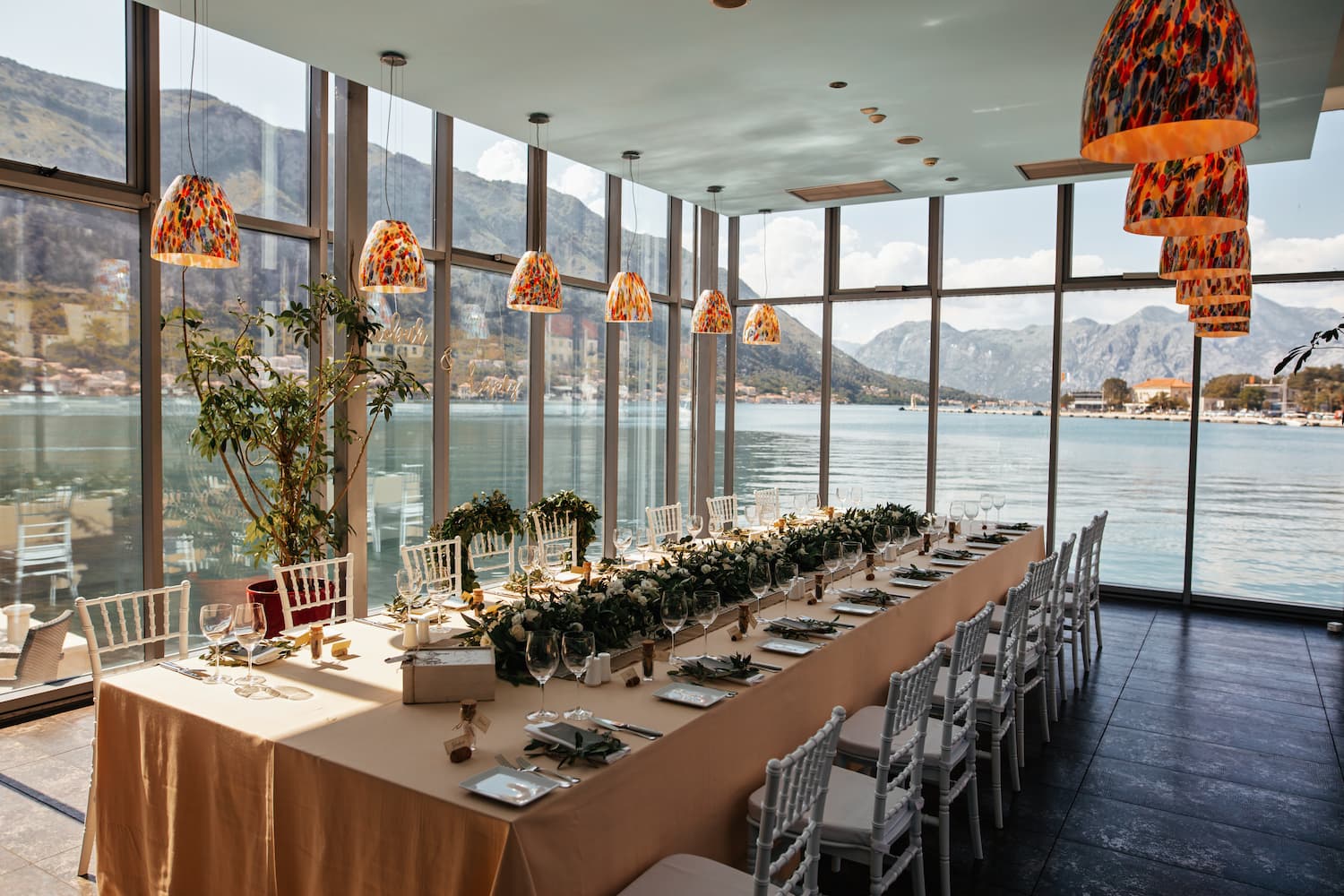 Réception en bord de lac : déco, menu & hébergement pour réussir