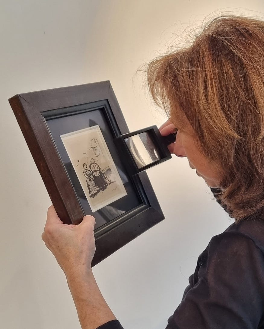 Agnès Aittouares examinant une œuvre d’art dans le cadre d’une expertise professionnelle au sein du cabinet AB Fine Art.