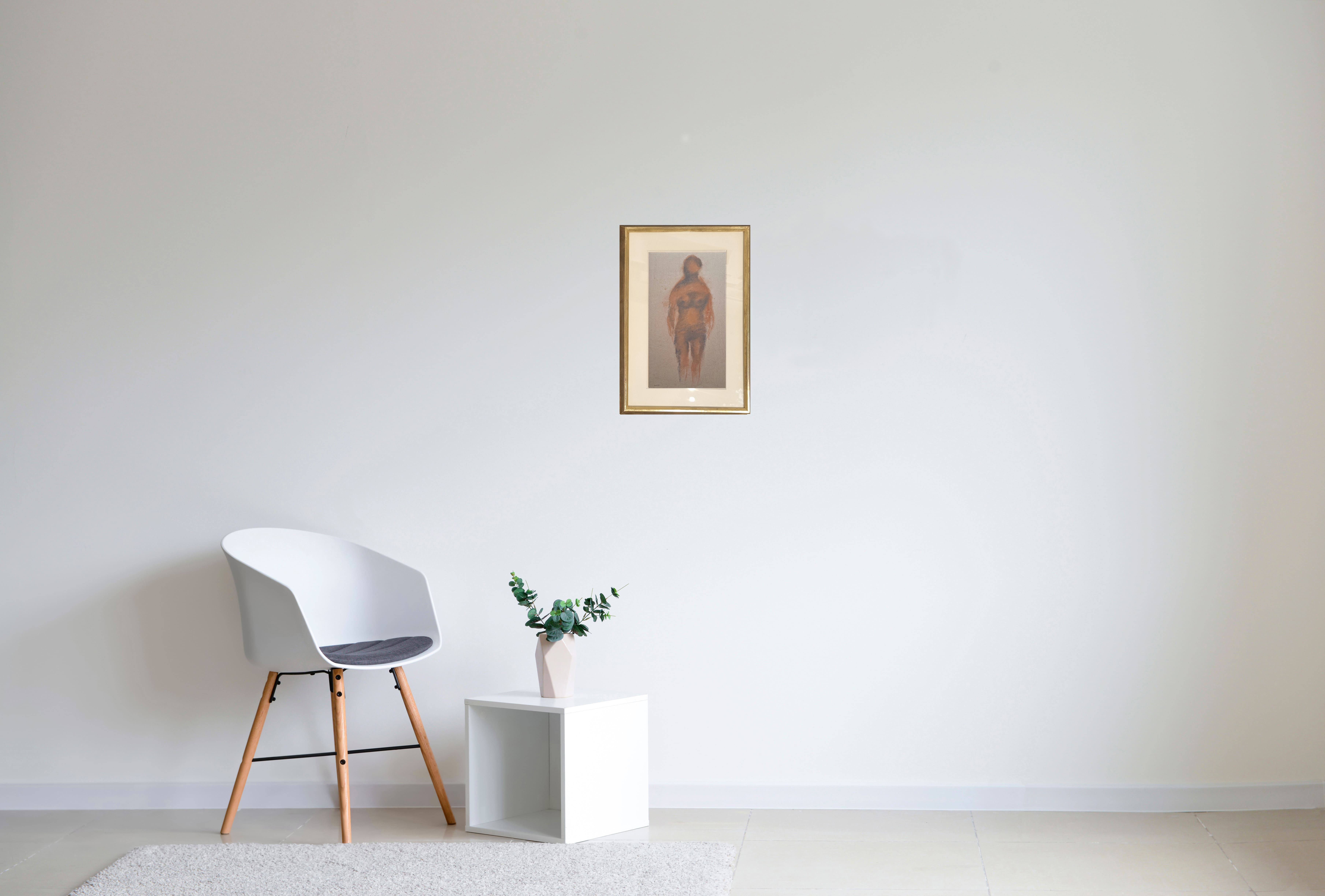 Jean Fautrier, Nu debout orange, 1928 — peinture authentifiée encadrée présentée en situation par la Galerie AB Agnès Aittouares à Paris. Figure humaine dans des tons chauds, intégrée dans un espace contemporain où le cadre et la lumière mettent en valeur la force sculpturale et la sensibilité tactile caractéristiques de l’art moderne français du XXe siècle.