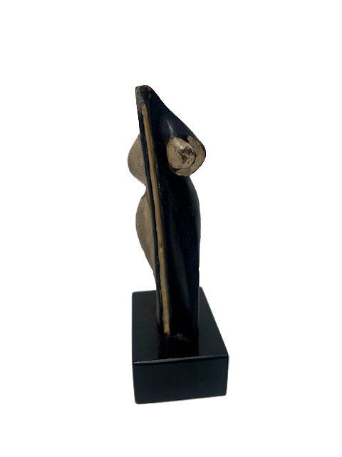 Surrealist sculpture by Óscar Domínguez, abstract female silhouette in polychromed bronze, organic and fragmented shapes, colored patina, evoking a dreamlike and mysterious body.