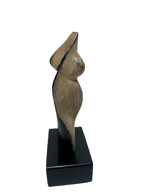 Abstract sculpture by Óscar Domínguez, a female figure in polychromed bronze, with flexible and deformed shapes, combining organic volumes and colored patina, in a surrealist spirit.