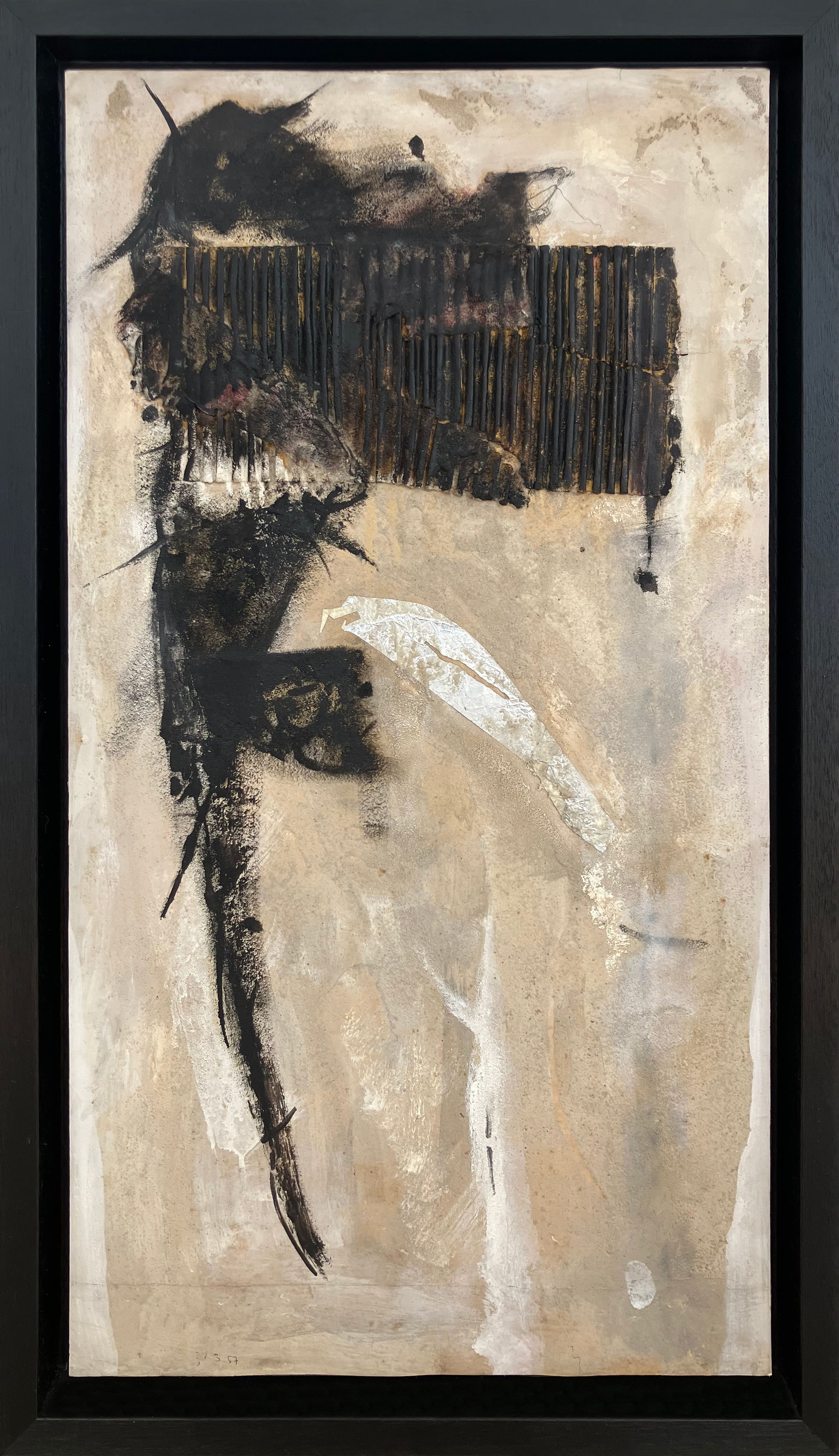 Technique mixte sur toile réalisée en 1955 par René Guiette, cette œuvre abstraite illustre la transition de l’artiste vers une abstraction lyrique influencée par les avant-gardes modernes. Composition expressive aux formes organiques, jeux de matière et textures nuancées, cette peinture originale témoigne de la recherche plastique et gestuelle caractéristique de l’art moderne européen d’après-guerre.
