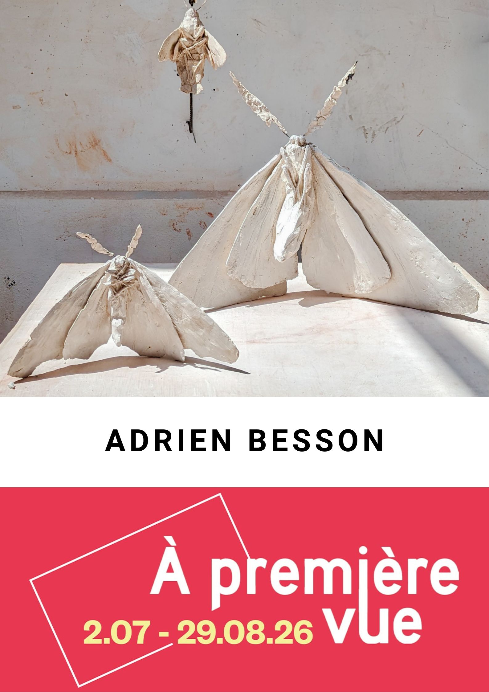Adrien Besson, affiche de l’exposition « À première vue » avec trois sculptures blanches inspirées de papillons et les informations de l’événement. Galerie AB Agnès Aittouares