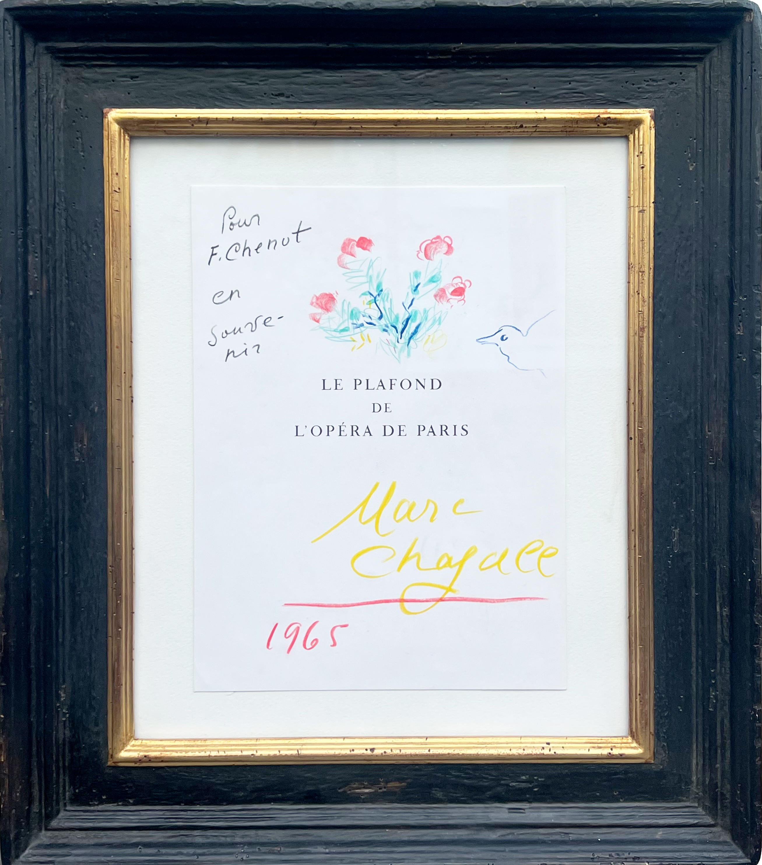 Composition florale et animalière de Marc Chagall réalisée en 1965 sur la page de titre du livre Le Plafond de l’Opéra de Paris. L’œuvre représente un bouquet de fleurs aux couleurs vives accompagné d’un oiseau stylisé, dans un univers poétique aux formes souples et aux tonalités lumineuses caractéristiques de l’artiste. La page porte également une dédicace manuscrite adressée à Monsieur F. Chenot.