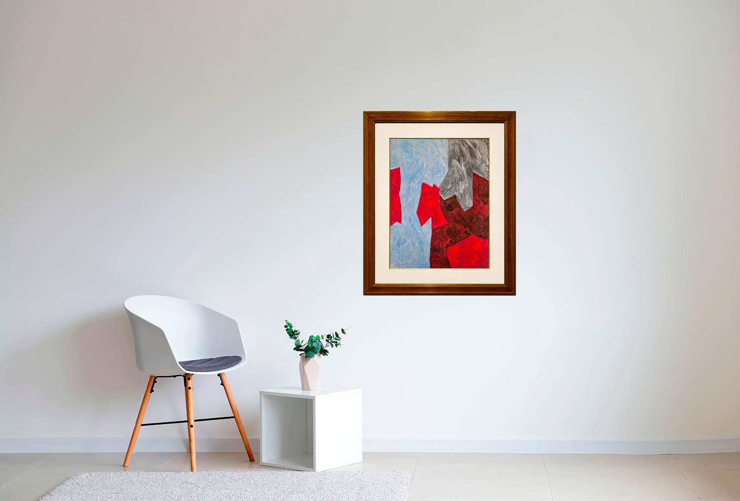 Gouache abstraite bleue et rouge de Serge Poliakoff, réalisée en 1960, présentée dans un intérieur contemporain élégant. Les formes colorées emblématiques de l'artiste dialoguent avec le mobilier et la décoration, illustrant l'intégration harmonieuse d'une œuvre majeure de l'École de Paris dans un espace de collection privé.