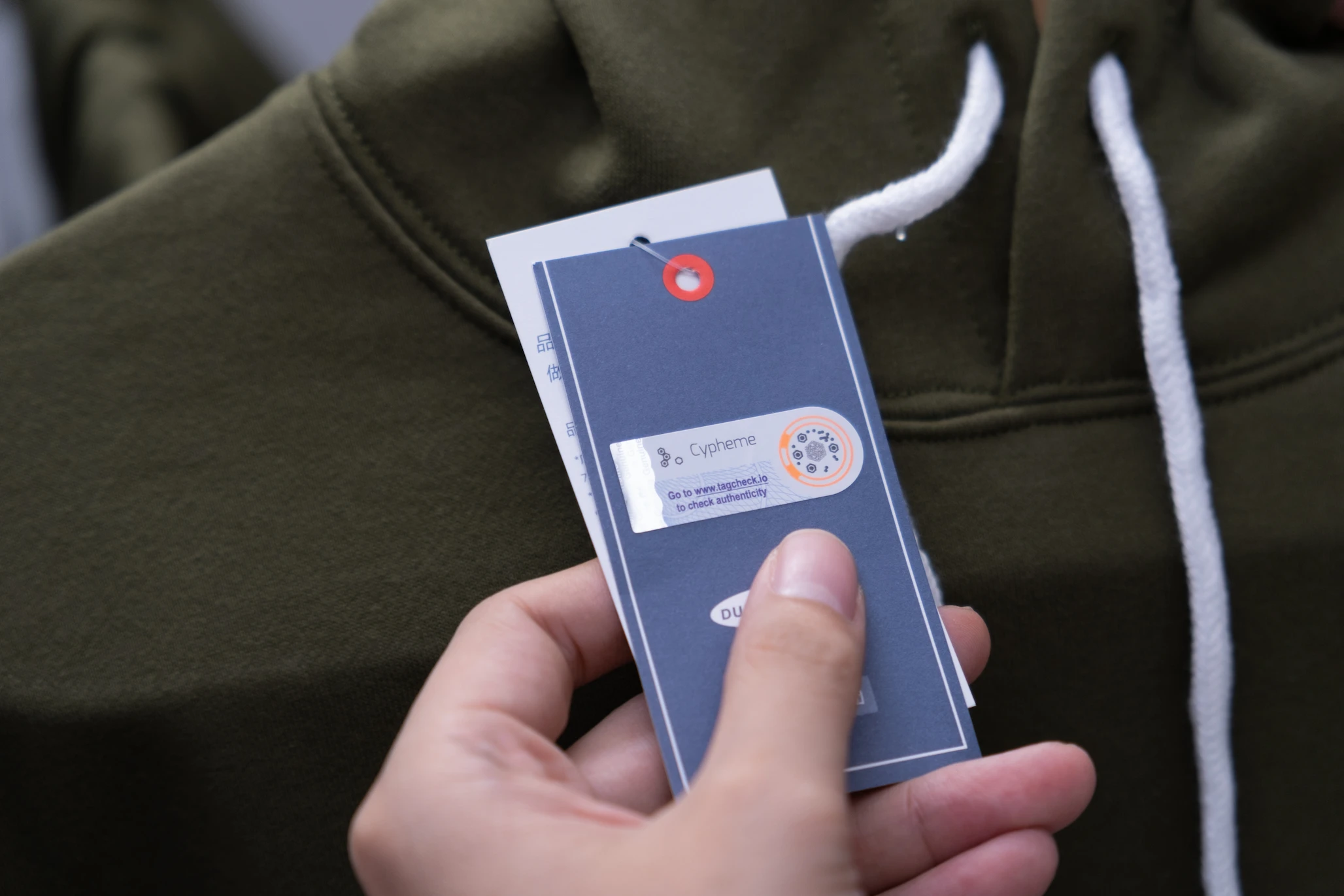 Person looking for Cypheme Noise Print label on product tag