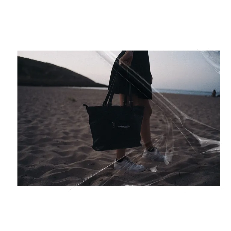 Who We Are Framer Bag am Strand