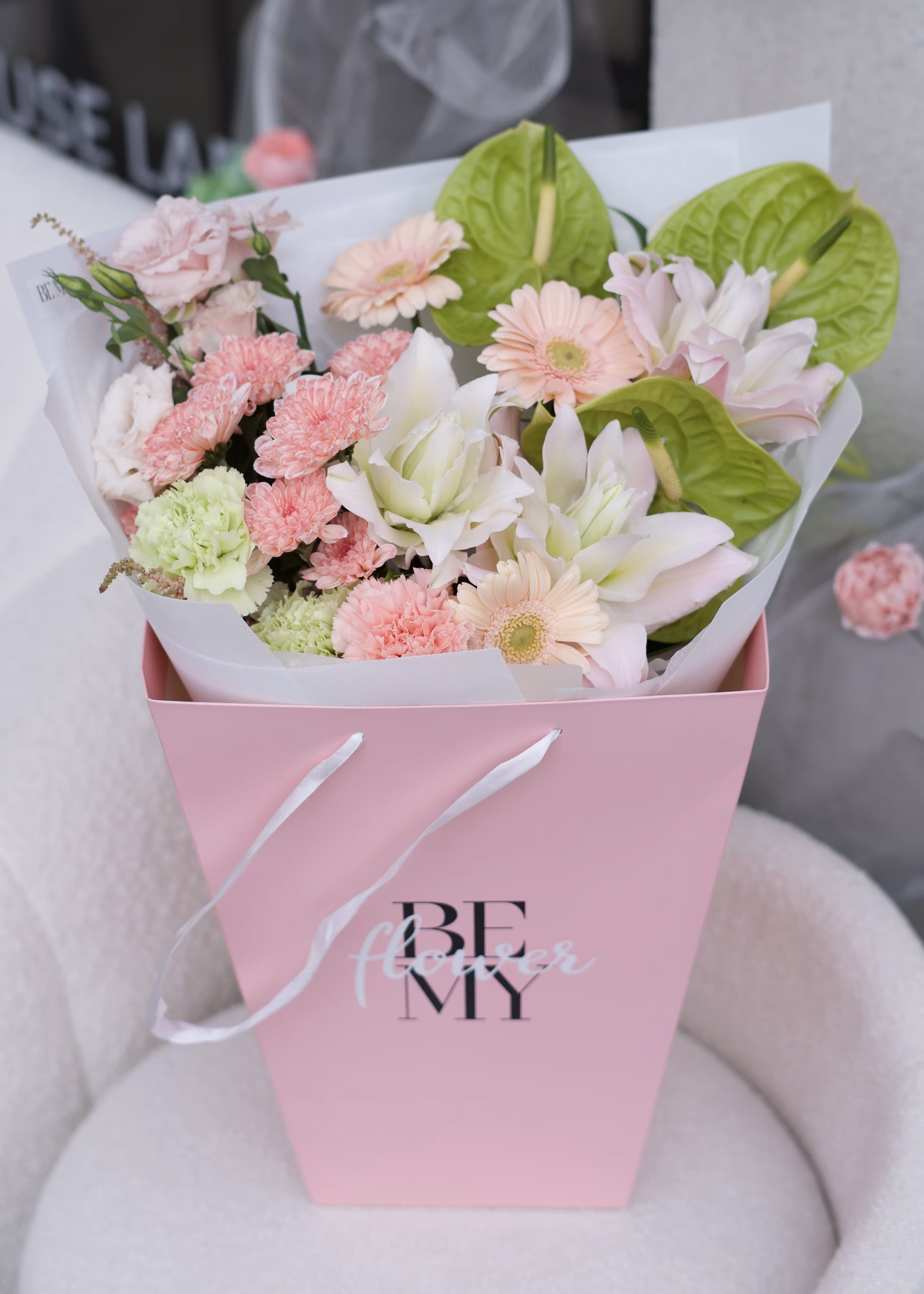 Różowo-biały bukiet z kwiatów suszonych w torbie Be My Flower Wrocław – elegancki prezent z dostawą