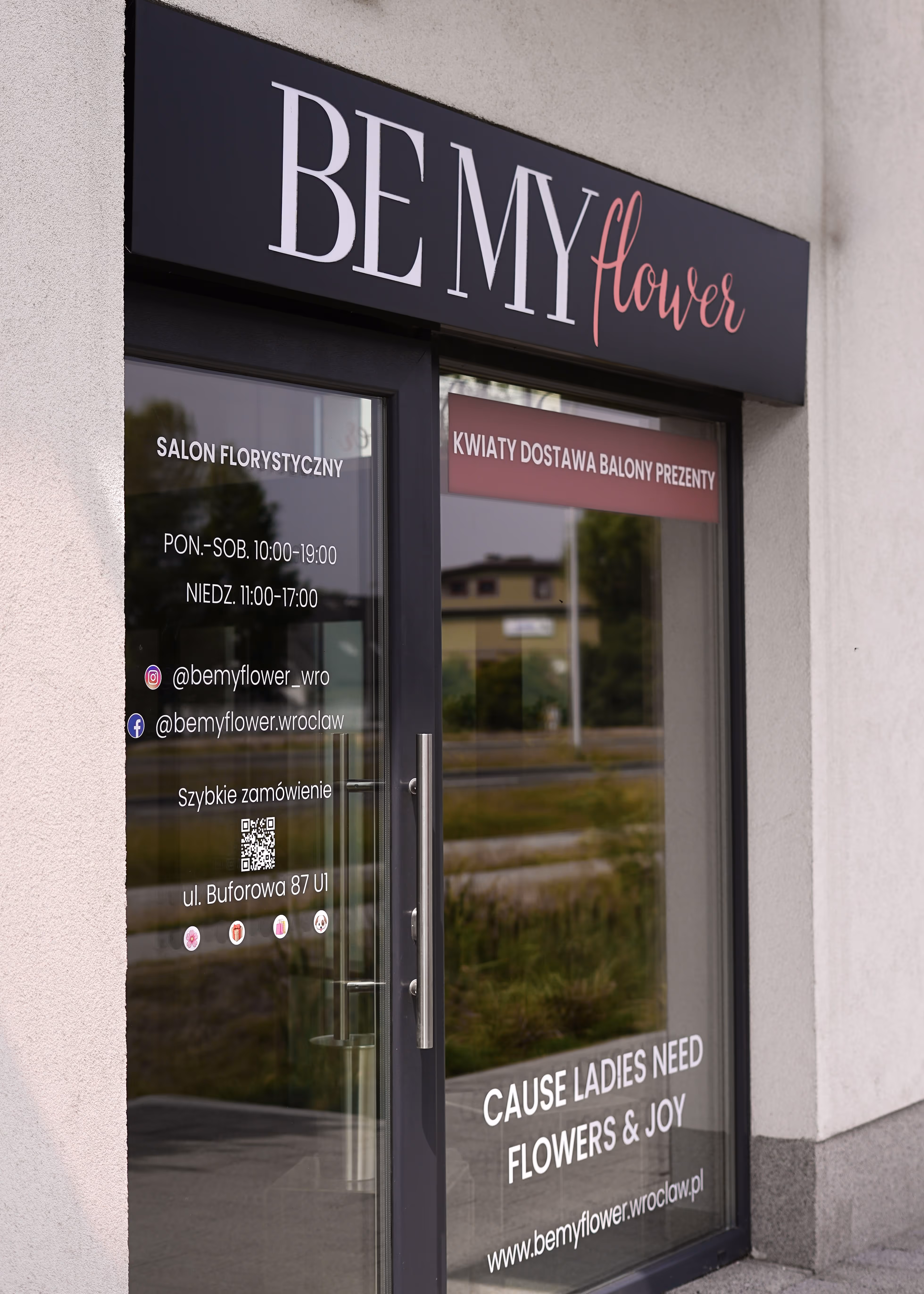 Wejście do kwiaciarni Be My Flower przy ul. Buforowej 87U we Wrocławiu, punkt odbioru osobistego